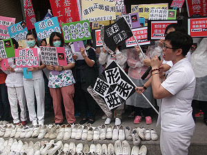 抗議血汗醫院  百雙「護士鞋」包圍衛署