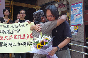 抗議法扶不續聘  原民獻花林三加落淚