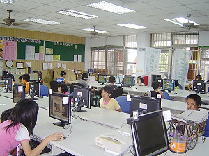 台學生上網  最愛玩網路遊戲和臉書