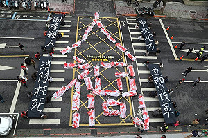 別讓消防員枉死 立院前排血字「人禍」