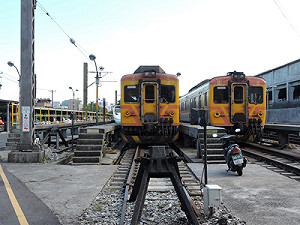 台鐵列車撞水泥塊  誤點2小時才正常通車