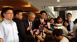 媒體要提問  吳敦義：不能有抗議學生摻雜