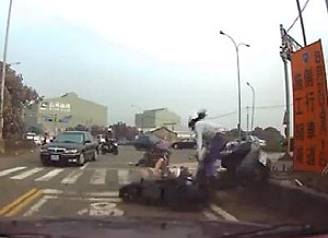 摩托車驚魂！在亞洲發生的100樁事故