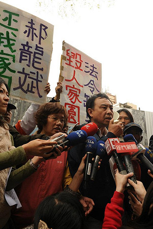 面對家成廢墟 王家要求重建