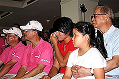 看球迷加油影片 曾雅妮不禁落淚