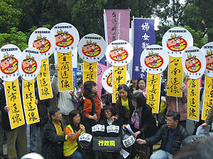 串連10縣市民團  政院前高喊零售肉精