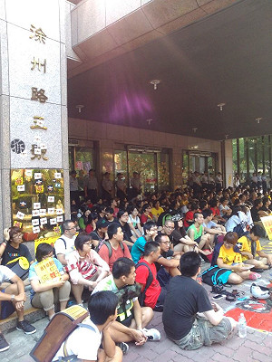 快訊/佔領內政部  持續與警方對峙中