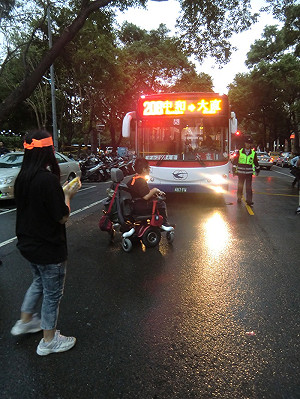 要求「生活自主」 近200名身障者癱瘓交通
