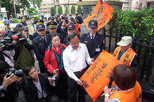 華光社區昨失火 居民今討居住正義紅包