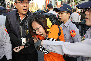 警粗暴驅離  女收費員高喊「手快斷掉了！」