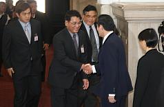 與恰恰握手  「象迷」周美青笑開懷