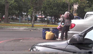 社會救助難及  遊民在餿水桶中找食物