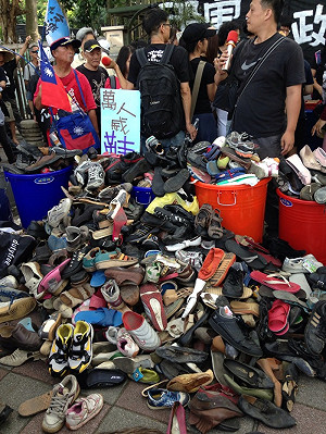 募破鞋  關廠工人將丟鞋嗆馬