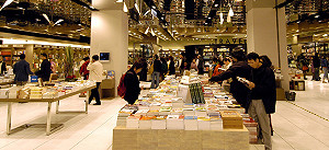 港生抗議遭架離  誠品：不清楚詳細經過