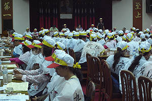 華隆紡織欠薪 勞工夜宿火車站抗議