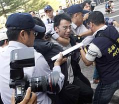 往陳德銘車窗砸飲料袋  學生被帶回警局