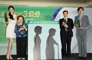 媽媽「變矮」了  醫生：骨鬆徵兆