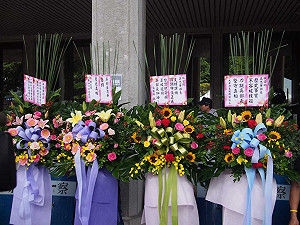 支持教長花籃有菊花 反課綱師：不需詛咒部長