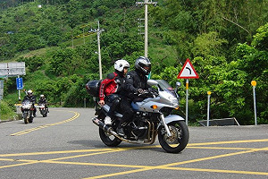 紅牌重機上國道  交通部：再等等