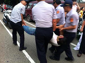 警方抬華隆工人  工會發出動員令