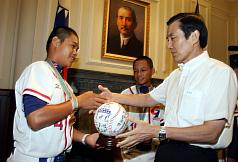 馬英九接見少棒隊  讚表現「太精采了」