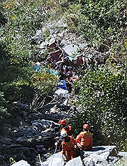 中巴墜谷  邱鏡淳籲中央補助改善道路