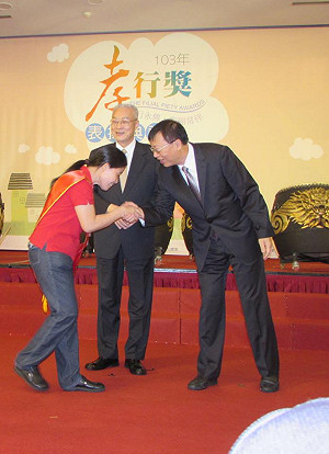 印尼媳婦獲孝行獎  工作、照護一肩扛