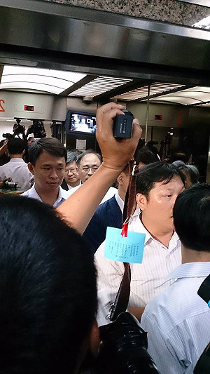 爭母語受教權  學者想與教長搭電梯被趕