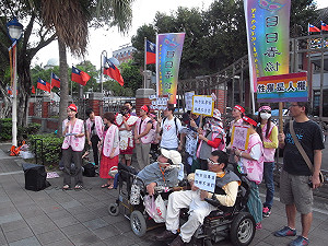 性專區等同娼嫖都罰  日日春丟水球抗議