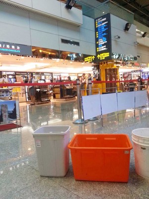 桃機又漏水  免稅店前擺水桶因應