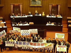 採計家戶總所得遭否決  綠委退席抗議