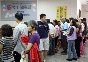 財訊：勞保擠兌潮 10月被領205億
