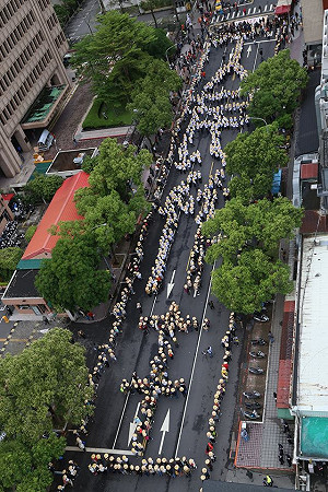 410還權於民 千人圍立院排字「人民做主」