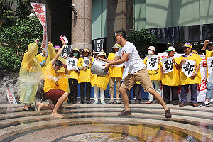 華隆自救會潑水  諷陳雄文種花掃地專家