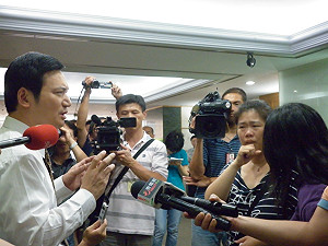 擔憂小孩遭塑染  請願媽媽數度淚下