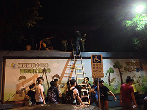 反課綱抗爭 學生翻牆進入教育部長室