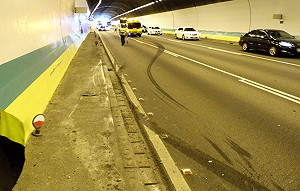 國道爆胎急剎翻車 記者目擊險象環生