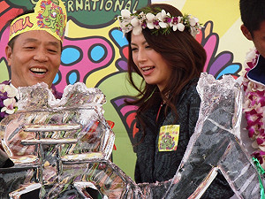 楊淑君現身花博  敲冰磚慶破百萬人次