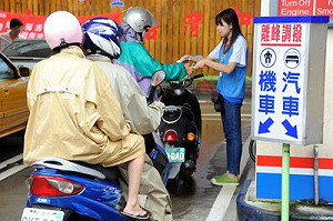 加油要快 明起油價每公升漲0.4元