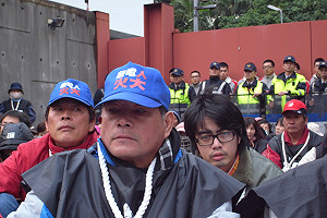 聲東擊西 300關廠工人圍馬官邸