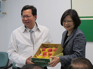 促銷桃園「媽媽桃」 蔡英文樂當show girl