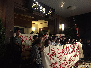 快訊/替林冠華哀悼 百位學生夜襲立院廣場反課綱