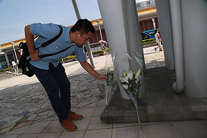 為空難祈福  民眾發起松機獻花