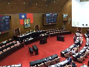 立院三讀 勞工週休二日明年起全面上路