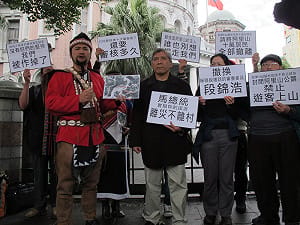 不滿風災重建牛步 鄒族災民監院陳情