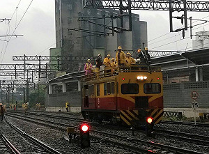 台鐵電車線斷落 鶯歌內壢估12時雙線通車