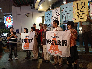 政院潑漆2人遭移送 伙伴狂喊：許博任加油！