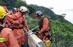 加速搶救  直升機將掛山貓進災區