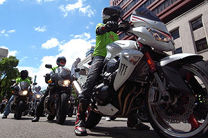 要上國道  500台重機齊聚立院施壓