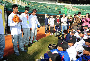 陳偉殷回高雄  勉小球員快樂打球